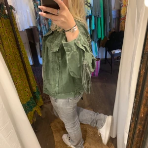 Grön jeansjacka - Superfin helt ny grön jeansjacka som inte kommer till användning för min del. Nypris är 1700:-, strl. L-XL men jag som har M i de flesta kläder sitter den bra på! 