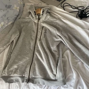 Sail racing  - Säljer nu min fina Sailracing tröja ganska ofta använd, storlek 160 , frakt kan diskuteras privat 🥰