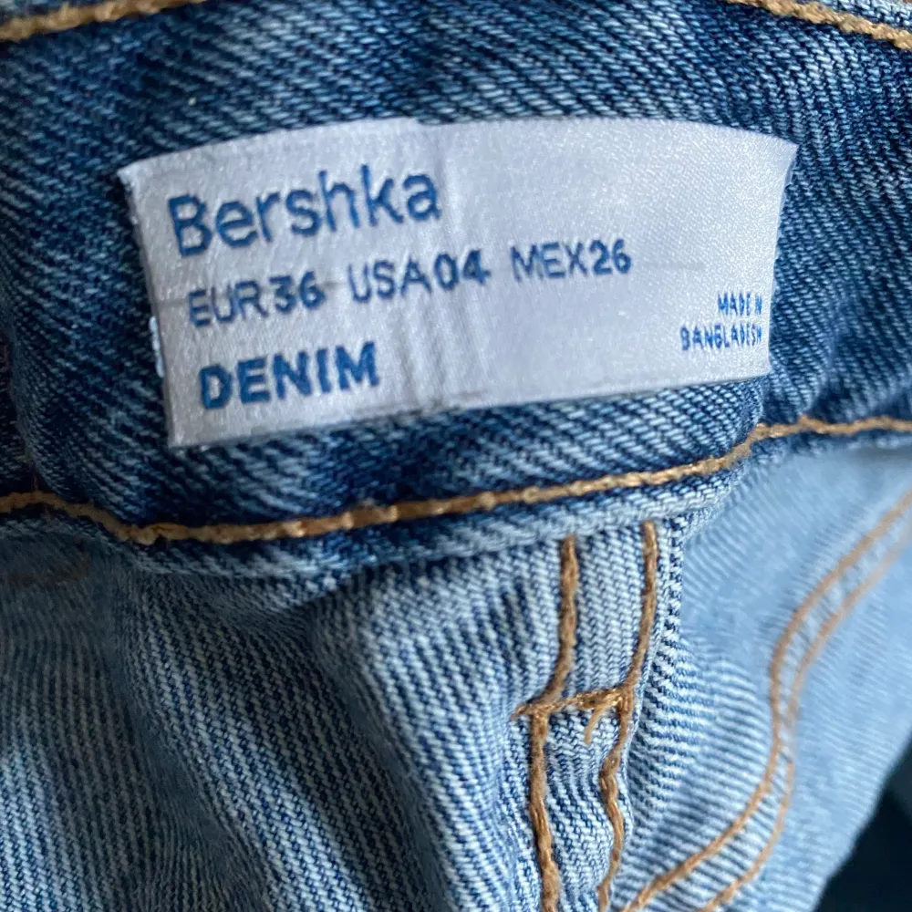 Superfina blå jeans från Bershka, använda fåtal gånger därför i jättebra skick. Jag säljer dem för att de  är för små på mig och för korta (jag är 172 cm)🥰  Jag köpte dem på ASOS för 359 kr, (köparen står för frakten). Jeans & Byxor.