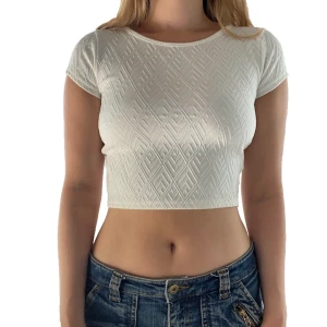 Vit crop top från River Island - Säljer denna coola vita crop top från river island i storlek US 8 (~38). Säljer pga har inte använt på länge. Den är i superbra skick. Om du har frågor om mått, frakt m.m. är det bara att höra av dig❣️
