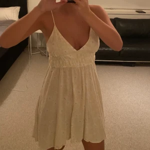 Söt klänning - Färgen kommer inte fram riktigt men den är en söt jätte ljusgul med vita blommor, köpt på Nelly men aldrig använt pågrund av att den är för kort på mig som är 173💘storlek m men skulle säga att den sitter fint på en s med
