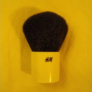 H&M sminkborste - Sminkborste från H&M till t.ex. rouge, puder, etc. I gott skick. Rengör den innan jag skickar den!