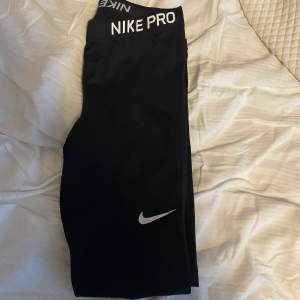 Träningstights från Nike i storlek S