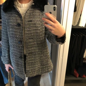 Kappa  - Säljer denna såååå fina kappan med svart pälskrage som passar perfekt till hösten, men även på vinter med en dunjacka under! ❤️❤️kan mötas i Stockholm!