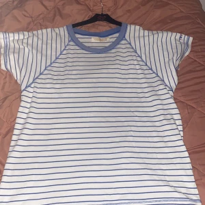 En oversize t-shirt - En oversized tshirt använt de typ 1 gång . Jätte skön material 