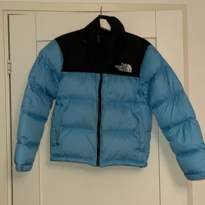 The north face - En ljus blå north face jacka som inte kommer till användning denna vinter! Bra skick då jag köpte den förra året! (skriv bara om du vill ha mer bilder)💕 ordinarie pris 3099kr