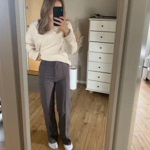 Madlaydy kostymbyxor  - Snygga och bekväma gråa kostymbyxor från madlaydy i storlek xs. Nypris 599 kr. Passar mig i längd som är 163. Insydda i midjan (syns inget). Var en s men blev en xs efter att jag sydde. Inte använda många gånger då det inte riktigt är min stil🙂frakt inkl.