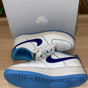 Air force 1 storlek 38,5 - Ett par air force 1 i storlek 38,5 funkar perfekt till hösten och passar med nästan allt ganska använda så känns som 39 skriv till mig för frågor eller fler bilder