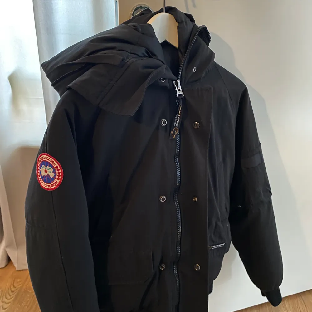 En canada goose jacka i strl 34. Jeans & Byxor.