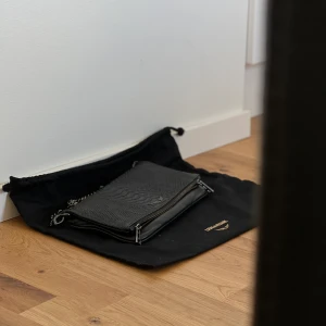 zadig voltaire - Väska, större inte den mindre kommer även med dust bag samt det långa bandet, i god skick! 