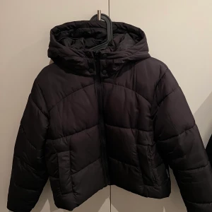 svart jacka - knappt använd, storlek 36/S. 