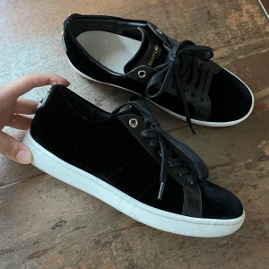 Svarta skor velvet Saint Laurent  - Helt oanvända svarta sammet skor från Saint Laurent, köpta begagnat men helt nya. Dem har gått igenom äkthets kontroll. Nypris ca 5000kr, buda från 1500kr. Säljer för att dem är för små för mig.  Storlek 37.5 Frakt tillkommer ca 59kr. Skriv för bilder 