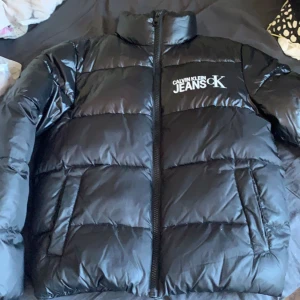 Calvin Klein puffer jacket - En superfin calvin Klein puffer jacket i nyskick. Inga fläckar eller hål eller någonting. Använd ett fåtal gånger i slutet av vintern förra året. Strl S.  BUDA! Eller kom med bytesförslag!