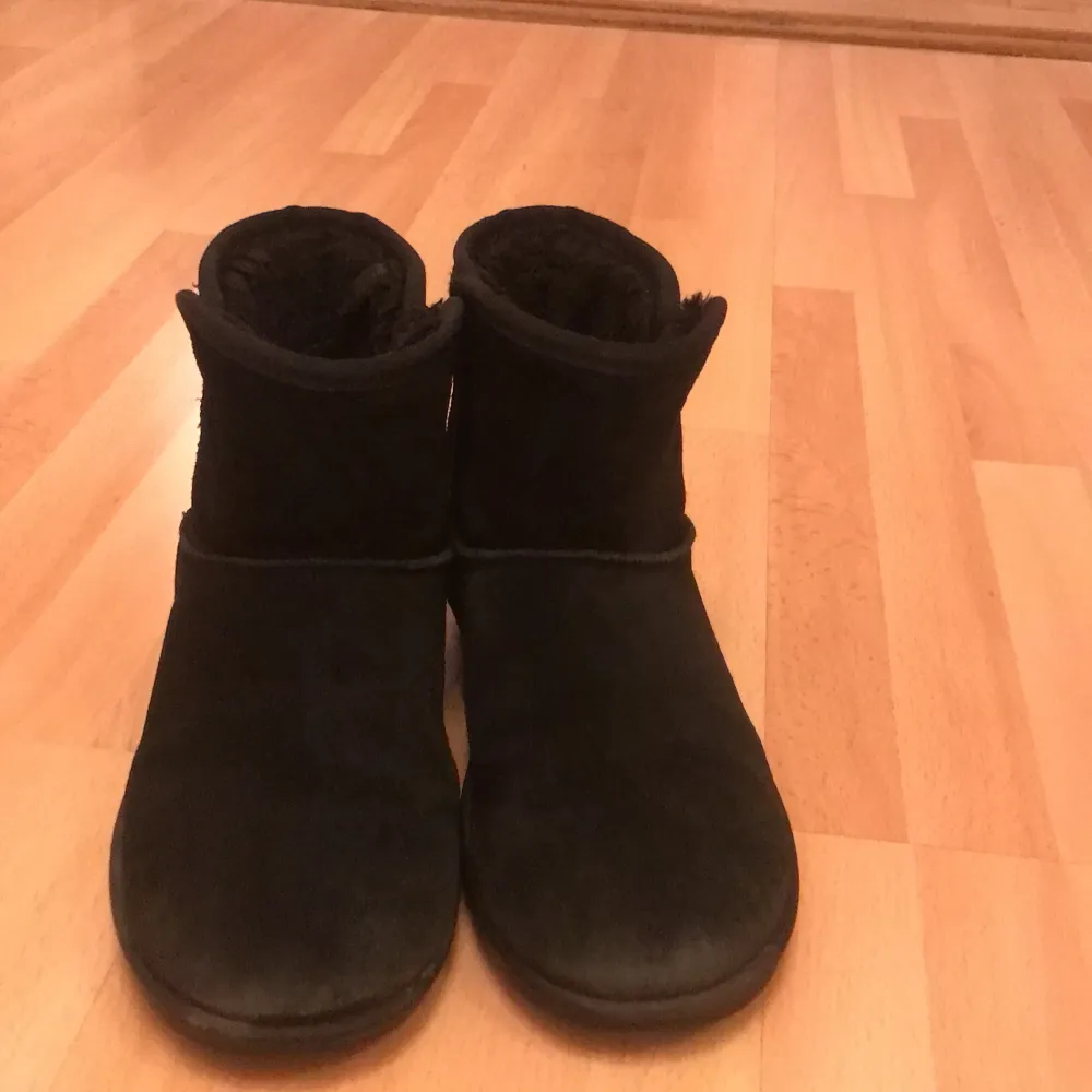 Uggs liknande skor från din sko! Köptes för 699kr säljer för 200kr. Endast använda några få gånger förra vintern. Super bra skick då jag har vart väldigt rädd om dom och inte använt dom så mycket! Perfekta vinterskor! Storleken är 37 men stora i storleken. Skor.