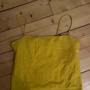 Gina Trikot linne gul - Gina Trikot linne gul i storlek M. Inte använt många gånger, bra skick. Pris går att diskuteras. 