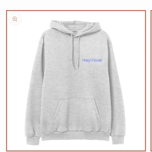 SÖKER HARRY STYLES MERCH - söker denna hoodien från hs official merch i storlek M eller L, kontakta mig om du har o vill sälja. Är även öppen till att köpa merch från 1D o solo 🤭
