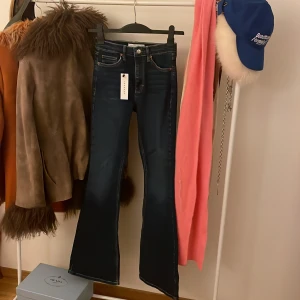 Topshop Jamie Flare - Säljer dessa otroligt fina bootcut jeans som är i deras hourglass linje sitter som en smäck på kroppen! Framhäver kurver men är en rätt så relaxed fit och inte skinny! Aldrig använda med prislapp kvar. W26/34 motsvarar en liten 36-38. Ordinarie pris 569. 