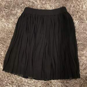 Svart plisserad kjol från na-kd i strl M💞 jättebra skick då jag använt den ett fåtal ggr