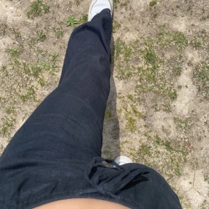 H&M lågmidjade byxor - Riktigt fina lågmidjade byxor från H&m som inte finns kvar längre på hemsidan💞 Säljs pga att de är för korta på mig, Strl XS