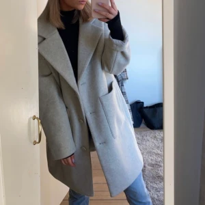 kappa - såå snygg beige kappa som är sparsamt använd💕 från nakd🧚🏼 verkligen perfekta kappan i höst och vinter!! älskar den men har för många jackor