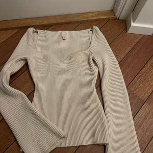 H&m topp  - Snygg topp från H&m med snygga ärmar helt slutsåld i strl Xs men passar en S med. 