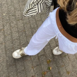 Skor - Har valt å sälja mina Valentinos. Inte använt dem så mycket men dem är lite skavda längst fram på skon, annars i väldigt bra skick men därav priset. Älskar dem och passar till så mycket !  Dem är äckta och köpta för 5600kr ❤️