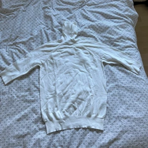 Polotröja från zara - En vit polotröja med kortare ärmar. Tröjan är superfin men kommer inte till användning. Endast använd ett fåtal gånger så i fint skick. Skriv för fler bilder💞köparen står för leverns