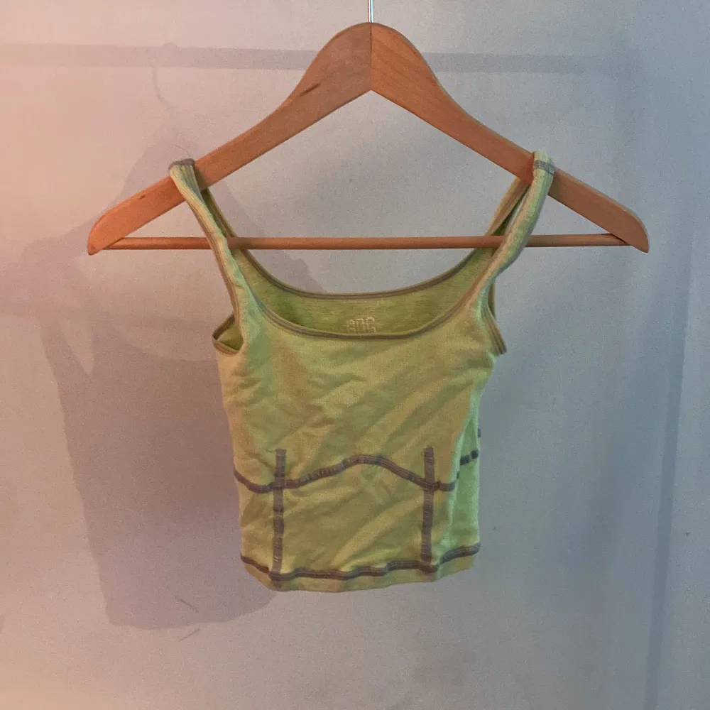 Grön/gul söt mönstrad topp från Urban outfiters med ett litet hål vid högra armhålan som lätt går att sy ihop<3. Skjortor.