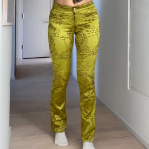 vintage byxor - så ledsen över att dessa har blivit för små! Ett par coola Vintagebyxor i gröngul ton med brunt motiv. märket är cimarron. Tippar på strl 32/34 i dam. Smått slitna vid vänster höft och har små defekter som jag kan skicka på meddelanden!🌟🌟