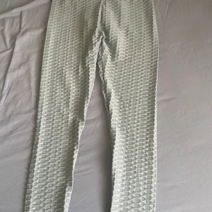 träningstights  - Säljer nu mina träningstights för dom blivit för små, mycket bra skick använt 2-3 gånger inga hål, bara att skriva om du är intresserad är alltid aktiv 