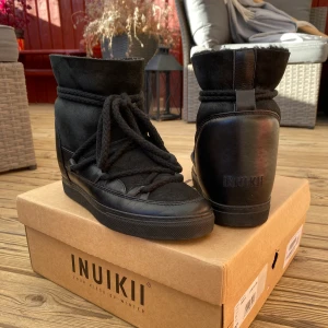Inuikii  - Säljer dessa superfina Inuikii wedge, i väldigt fint skick utan större defekter då dem inte används särkilt mycket. Pris kan diskuteras och frakt är inte inräknat i priset💕