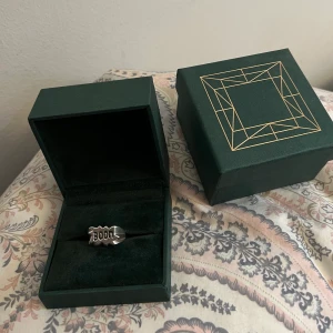 Maria nilsdotter ring - Jätte fin boom ring från Maria nilsdotter. Den är lite böjd och kan behövas putsas. Man kan lämna in den till butiken och göra det kostnadsfritt! Inga skambud!