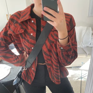 Jeansjacka - Cool jeansjacka från zara. Sparsamt använd! 