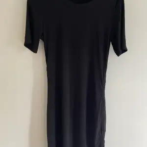 En basic svart klänning, sömmad på båda sidorna 