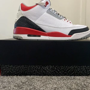 Jordan 3 retro - Tja! Säljer mina jordan 3 fire red från 2013 nytt pris 5400kr säljer mina för 1800 pga använt de ofta, tvättar skorna bättre innan jag skickar dem!!