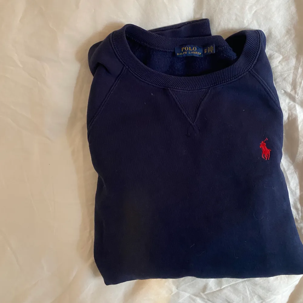Marinblå sweatshirt från Ralph Lauren. Knappt använd, nypris ca 1500.. Hoodies.