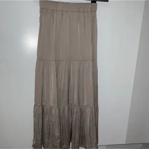 Kjolar  - Säljer denna fina beiga kjol för att den är för liten för mig, har aldrig använt den🪐💫