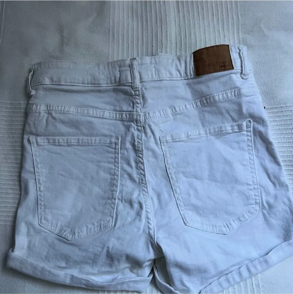 Vita jeans shorts som man kan vika upp och ner i änden, säljs då de inte används längre🌟. Shorts.