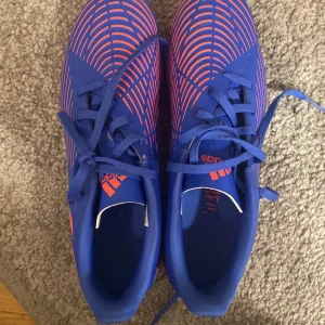 Fotbollsskor adidas predator - Dessa skor har jag knappt använt max fyra gånger jag tar swish och frakt betalar köparen och pris kan diskuteras. Obs nypris går de för 1500