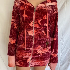 Koft klänning diesel  - Riktigt snygg diesel kofta med dragkedja som funkar bra som en klänning. Riktigt coolt mönster i olika nyanser av rosa. Det är en stor Luva som man kan justera.