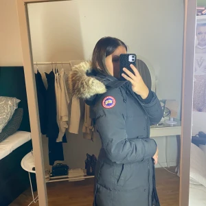 Canada goose jacka - Säljer för den är för liten, haft den i nått år. Bra skick Xxs/XS funkar med en smal S är villig att gå ner i pris