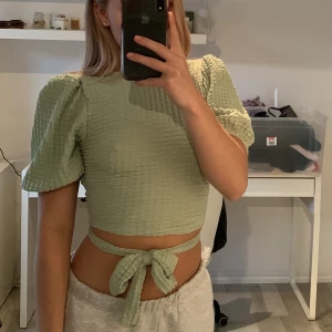 Grön tröja öppen rygg - Aldrig använd topp skick, strl S från Gina Tricot 