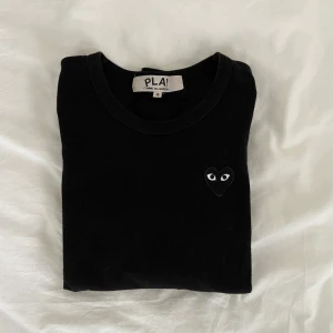 Comme des garçons tröja - Säljer min superfina Cdg-tröja!!! Sparsamt använd och i nyskick🥳liten i storleken, sitter som en xs💘