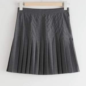 Mörkgrå plisserad kjol från And Other Stories. Superfin och passar till allt. Orginalpris: 690 kr