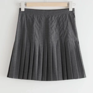 Pleated mini skirt - Mörkgrå plisserad kjol från And Other Stories. Superfin och passar till allt. Orginalpris: 690 kr