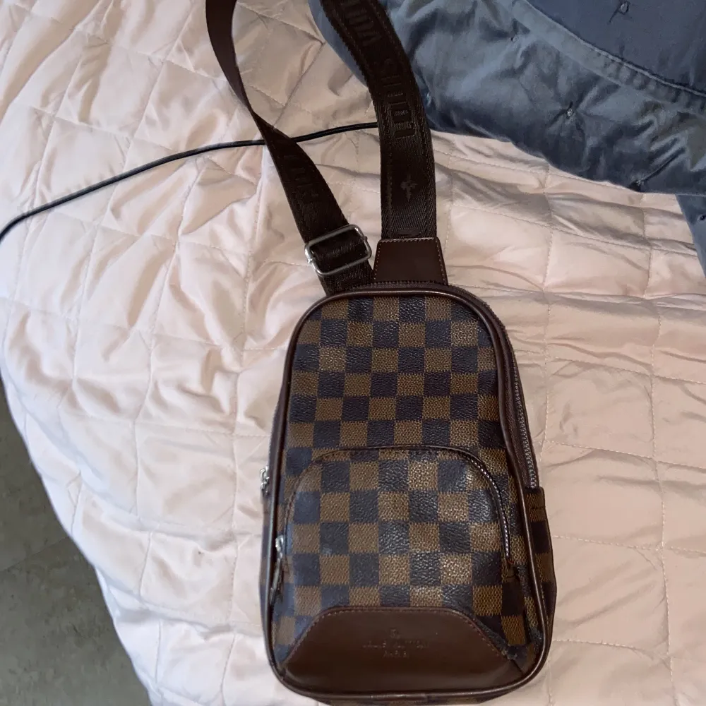 Jag säljer min Louis Vuitton väska den är i A-kopia alltså it helt äkta säljer den för 800kr den är i bra skick. Väskor.