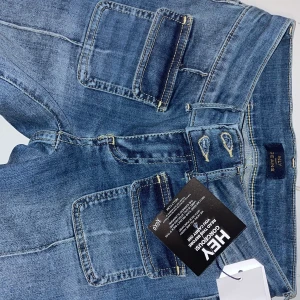 Nelly jeans st 34 - Skitsnygga jeans från Nelly med fickor både där bak och där fram! De är väldigt stretchiga och köptes för 700kr. Helt oavända och säljer de just för att dom var lite förstora för mig som har 32 (skriv privat för fler bilder)