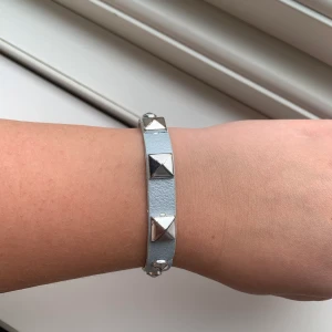 Armband - Armband med nitar🖤 frakt: Med batalning av swish, 16kr (ej spårbart) Med betalning av Rocker (här på Plick) 29kr (spårbart) 
