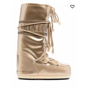 Moon Boots - Säljer min ascoola guldiga moonboots i bra skick ❤️Nypris 1900 kr