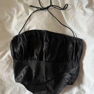 Helt ny topp strl s - Helt ny svart korsett liknande topp i storlek S. Svart satin med rosor som mönster. Frakt 26kr💕